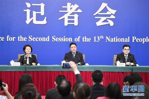 　　3月12日,，十三屆全國人大二次會(huì)議新聞中心舉行記者會(huì)，邀請(qǐng)最高人民法院審判委員會(huì)副部級(jí)專職委員劉貴祥（中）,、福建省高級(jí)人民法院院長吳偕林（右）,、江西省高級(jí)人民法院院長葛曉燕就“攻堅(jiān)‘基本解決執(zhí)行難’”相關(guān)問題回答中外記者提問,。 新華社記者 王鵬 攝