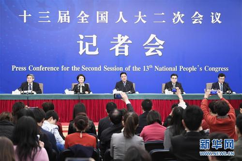 　　3月12日,，十三屆全國人大二次會(huì)議新聞中心舉行記者會(huì)，邀請(qǐng)最高人民法院審判委員會(huì)副部級(jí)專職委員劉貴祥（中）,、福建省高級(jí)人民法院院長吳偕林（右二）,、江西省高級(jí)人民法院院長葛曉燕（左二）就“攻堅(jiān)‘基本解決執(zhí)行難’”相關(guān)問題回答中外記者提問。 新華社記者 王鵬 攝