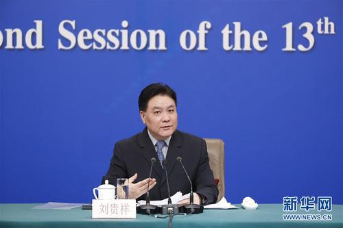 　　3月12日，十三屆全國人大二次會(huì)議新聞中心舉行記者會(huì),，邀請(qǐng)最高人民法院審判委員會(huì)副部級(jí)專職委員劉貴祥,、福建省高級(jí)人民法院院長吳偕林、江西省高級(jí)人民法院院長葛曉燕就“攻堅(jiān)‘基本解決執(zhí)行難’”相關(guān)問題回答中外記者提問,。這是劉貴祥在回答記者提問,。 新華社記者 沈伯韓 攝