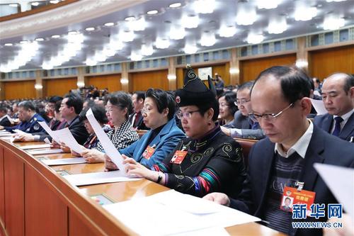 　　3月13日,，中國(guó)人民政治協(xié)商會(huì)議第十三屆全國(guó)委員會(huì)第二次會(huì)議在北京人民大會(huì)堂舉行閉幕會(huì),。這是委員們?cè)谡J(rèn)真聽會(huì)。新華社記者 王曄 攝