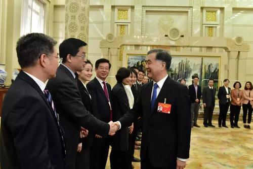 汪洋主席與人民政協(xié)報(bào)社黨組書(shū)記,、社長(zhǎng)王相偉親切握手 本報(bào)記者 姜貴東攝
