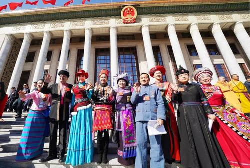 全國(guó)政協(xié)十三屆二次會(huì)議勝利閉幕,，委員們合影留念 本報(bào)記者 賈寧攝