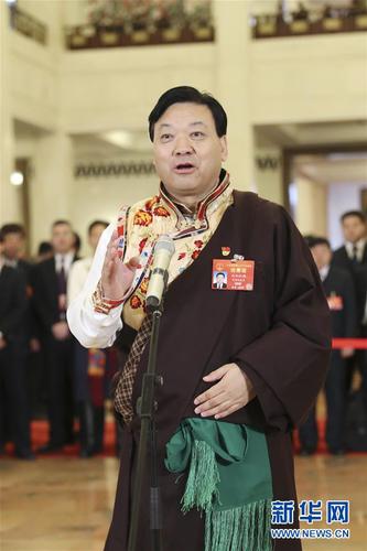 　　3月15日,，十三屆全國(guó)人大二次會(huì)議在北京人民大會(huì)堂舉行閉幕會(huì)。這是全國(guó)人大代表白加扎西在“代表通道”接受采訪,。 新華社記者殷剛攝