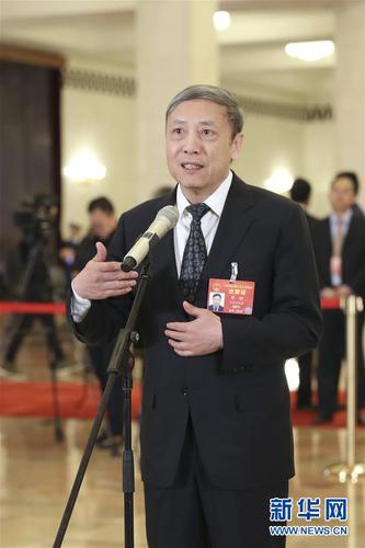 　　3月15日,，十三屆全國(guó)人大二次會(huì)議在北京人民大會(huì)堂舉行閉幕會(huì)。這是全國(guó)人大代表蔡昉在“代表通道”接受采訪。 新華社記者殷剛攝