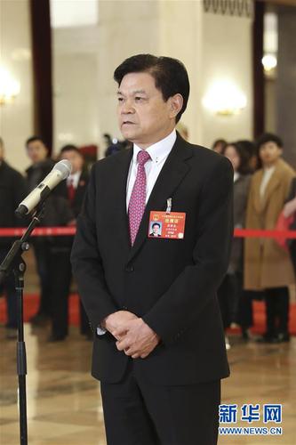 　　3月15日,，十三屆全國(guó)人大二次會(huì)議在北京人民大會(huì)堂舉行閉幕會(huì),。這是全國(guó)人大代表崔根良在“代表通道”接受采訪。 新華社記者殷剛攝