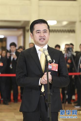 　　3月15日,，十三屆全國(guó)人大二次會(huì)議在北京人民大會(huì)堂舉行閉幕會(huì),。這是全國(guó)人大代表丁世忠在“代表通道”接受采訪。 新華社記者殷剛攝