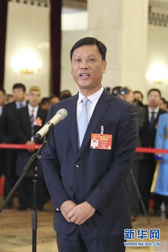 　　3月15日,，十三屆全國(guó)人大二次會(huì)議在北京人民大會(huì)堂舉行閉幕會(huì),。這是全國(guó)人大代表符宣朝在“代表通道”接受采訪。 新華社記者殷剛攝