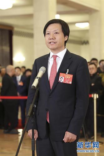 　　3月15日,，十三屆全國(guó)人大二次會(huì)議在北京人民大會(huì)堂舉行閉幕會(huì),。這是全國(guó)人大代表雷軍在“代表通道”接受采訪。 新華社記者殷剛攝