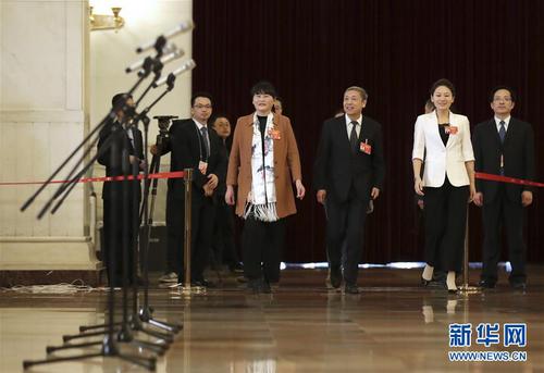 　　3月15日,，十三屆全國(guó)人大二次會(huì)議在北京人民大會(huì)堂舉行閉幕會(huì),。這是全國(guó)人大代表支月英、蔡昉,、王欣會(huì)（從左至右）步入“代表通道”,，準(zhǔn)備接受采訪。 新華社記者金立旺攝