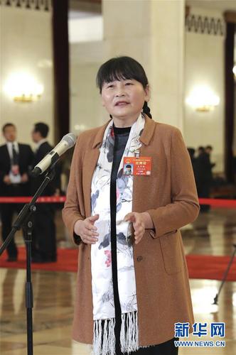 　　3月15日,，十三屆全國(guó)人大二次會(huì)議在北京人民大會(huì)堂舉行閉幕會(huì)。這是全國(guó)人大代表支月英在“代表通道”接受采訪,。 新華社記者殷剛攝