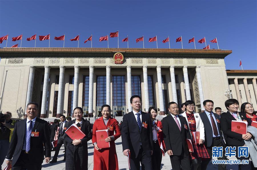3月15日，第十三屆全國(guó)人民代表大會(huì)第二次會(huì)議在北京人民大會(huì)堂舉行閉幕會(huì),。這是閉幕會(huì)后,，代表走出人民大會(huì)堂。 新華社記者 楊宗友 攝