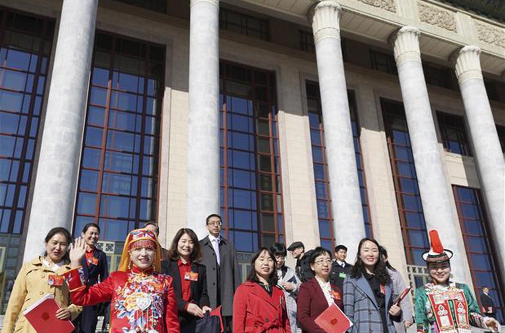 3月15日，第十三屆全國(guó)人民代表大會(huì)第二次會(huì)議在北京人民大會(huì)堂舉行閉幕會(huì),。這是閉幕會(huì)后,，代表走出人民大會(huì)堂。 新華社記者 陳曄華 攝