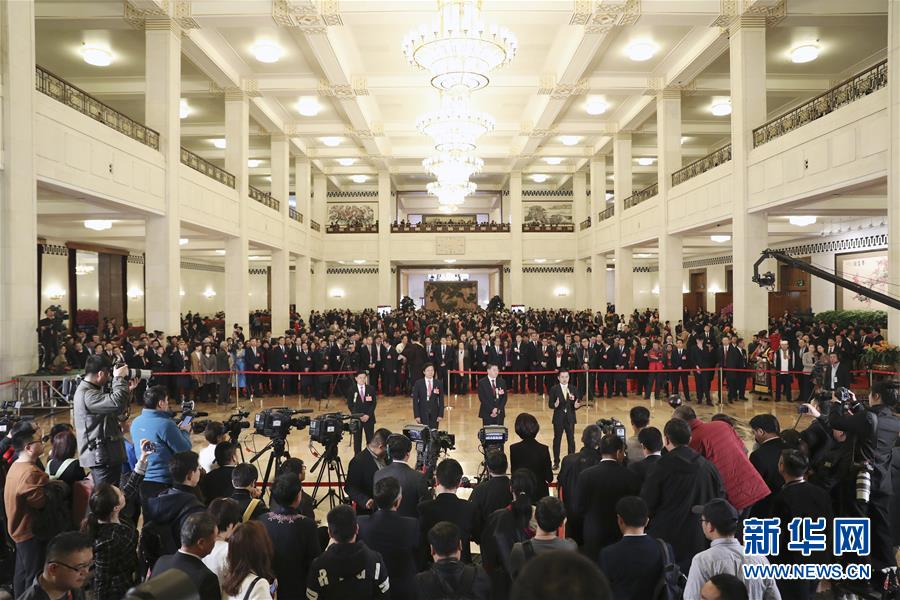 3月15日,，十三屆全國(guó)人大二次會(huì)議在北京人民大會(huì)堂舉行閉幕會(huì)。這是全國(guó)人大代表崔根良,、雷軍,、湯亮、丁世忠（從左至右）在“代表通道”接受采訪,。 新華社記者金立旺攝