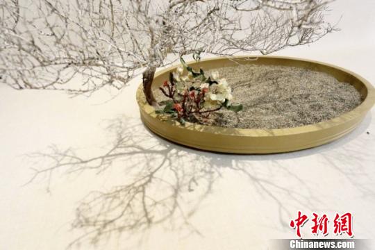 圖為蘭州花道藝人用甘肅河西一帶的沙子及沙漠植物創(chuàng)作的“花道”作品,。　高展 攝
