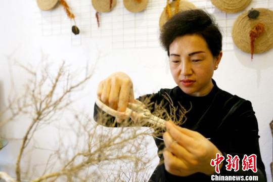 圖為蘭州藝人修剪花道作品,。　高展 攝