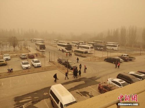 資料圖：3月19日,，新疆鄯善縣出現(xiàn)沙塵暴天氣,，能見度低。何海燕 攝