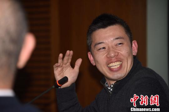 菊地大樹在講座上與聽眾互動交流,。　孫自法 攝