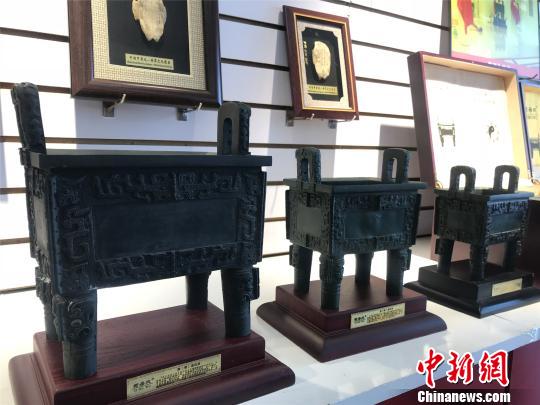 如今各種后母戊鼎文創(chuàng)產(chǎn)品已成安陽(yáng)禮物走向市場(chǎng),。　韓章云 攝