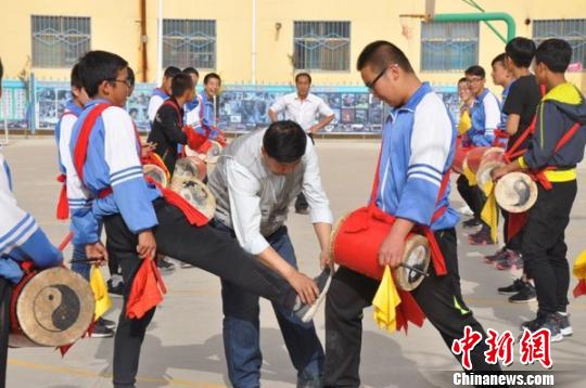 圖為專人教學(xué)生涼州“攻鼓子”舞步和陣法,。　鐘欣 攝