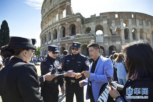 這是2016年5月2日,，在意大利羅馬斗獸場外，中方警員在核查一個中國旅游團(tuán)的證件,。當(dāng)日,，首次中意警務(wù)聯(lián)合巡邏在意大利羅馬啟動。新華社記者金宇攝