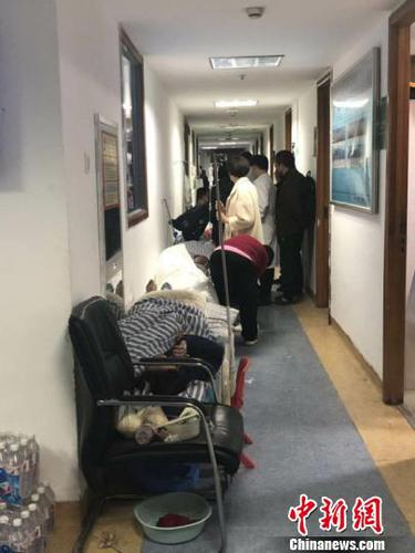 傷者排到了醫(yī)院的走廊上,。　谷華 攝
