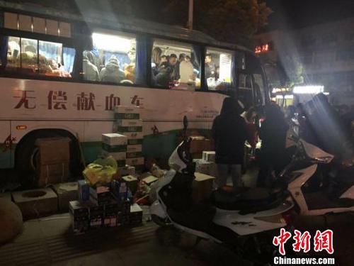 深夜,，仍有大批民眾排著長隊(duì)獻(xiàn)血?！」热A 攝