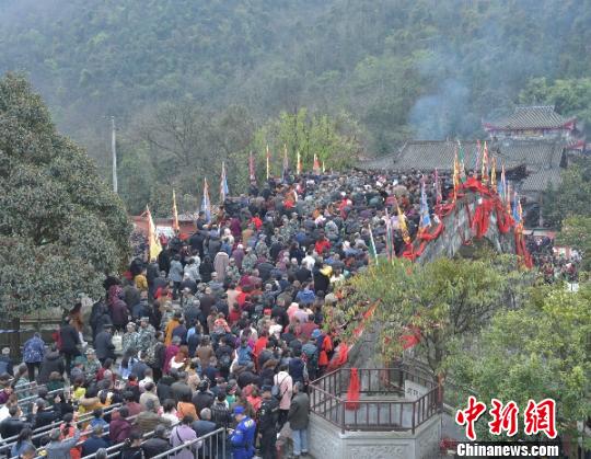 現(xiàn)場有安保人員組成的隔墻和護墻,?！钣?攝