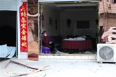 江蘇響水王商村,，一位村民坐在自家破損的窗戶邊,。新京報記者 彭子洋 攝