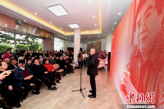 “思入風(fēng)云筆翻江?！∝陼嬎囆g(shù)回顧展”在福州的福建省畫院開幕。圖為中國文聯(lián)副主席,、中國美術(shù)家協(xié)會副主席,、中國美術(shù)學(xué)院院長許江出席開幕式并致辭?！∮浾邉⒖筛?攝