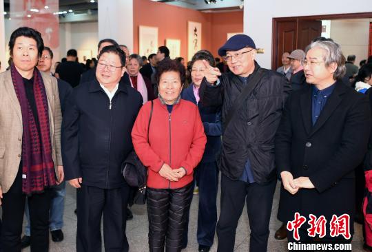全國政協(xié)委員,、海協(xié)會副會長,、國臺辦原副主任孫亞夫，中國文聯(lián)副主席,、中國美術(shù)家協(xié)會副主席,、中國美術(shù)學(xué)院院長許江，福建省文聯(lián)書記處書記,、副主席,，福建省美術(shù)家協(xié)會主席王來文，丁仃先生夫人莊稀等來賓共同觀展,?！∮浾邉⒖筛?攝