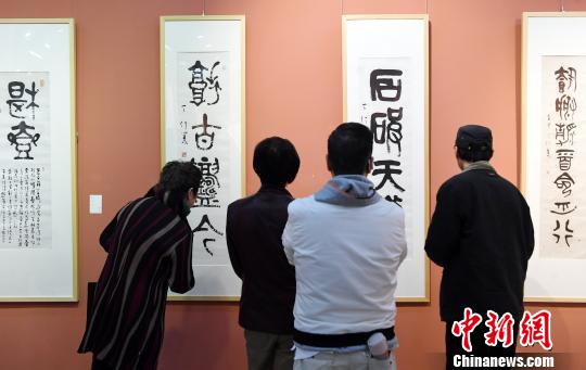 “思入風(fēng)云筆翻江?！∝陼嬎囆g(shù)回顧展”在福州的福建省畫院開幕，吸引觀眾前來觀展,?！∮浾邉⒖筛?攝