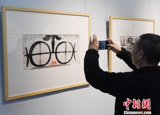“思入風(fēng)云筆翻江?！∝陼嬎囆g(shù)回顧展”在福州的福建省畫院開幕吸睛,。　記者劉可耕 攝