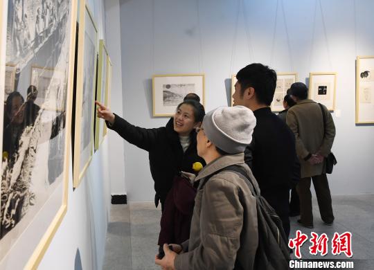 “思入風(fēng)云筆翻江?！∝陼嬎囆g(shù)回顧展”在福州的福建省畫院開幕,，吸引觀眾的眼球?！∮浾邉⒖筛?攝
