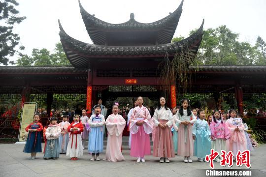 己亥年花朝節(jié)傳統(tǒng)節(jié)俗文化活動今年吸引了更多身著漢服的孩童參與,?！蚊?攝