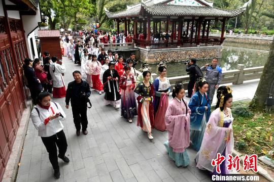 參加己亥年花朝節(jié)傳統(tǒng)節(jié)俗文化活動的福建漢服少女正在游園,。　呂明 攝