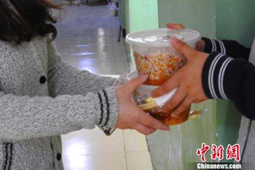 外賣配送員將外賣送到學(xué)生宿舍,。受訪者供圖