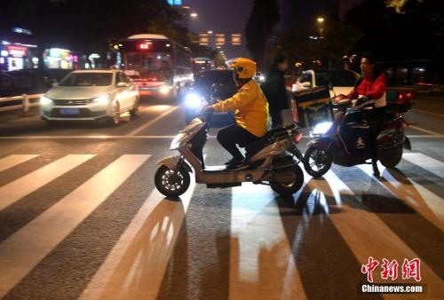 　資料圖：外賣員安興在送餐的路上,。<a target='_blank' href='http://www.chinanews.com/'>中新社</a>記者 呂明 攝