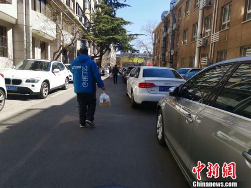 圖為餓了么配送員正在送餐,。 謝藝觀 攝