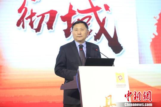中國縣域醫(yī)院院長聯(lián)盟執(zhí)行主席,、北京大學(xué)第一醫(yī)院心內(nèi)科和心臟中心主任霍勇表示，價(jià)值醫(yī)學(xué)致力于打造平衡醫(yī)療費(fèi)用和患者利益,，以患者利益為導(dǎo)向的醫(yī)學(xué)模式,。　芊燁 攝