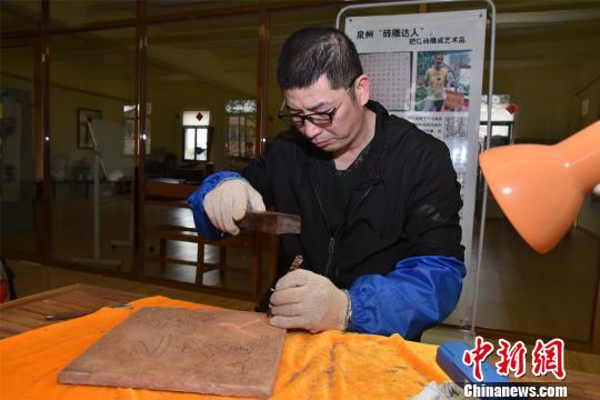 吳育琳不時拿起木榔頭仔細(xì)敲打,，動作十分嫻熟,。　陳龍山 攝