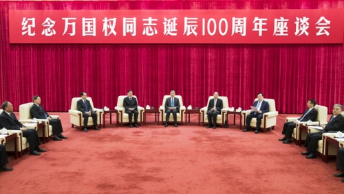 3月26日,，紀(jì)念萬(wàn)國(guó)權(quán)同志誕辰100周年座談會(huì)在北京舉行。中共中央政治局常委,、全國(guó)政協(xié)主席汪洋出席座談會(huì),，并在會(huì)前會(huì)見了萬(wàn)國(guó)權(quán)同志親屬。