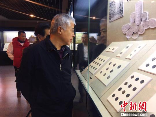 圖為中國錢幣博物館研究信息部主任參觀錢幣博物館,?！埇| 攝