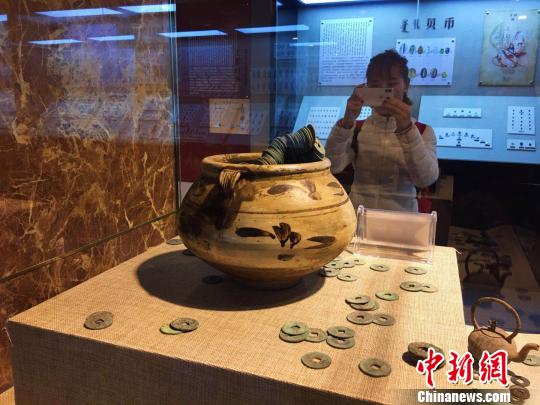 圖為游客拍照留念,。　張瑋 攝