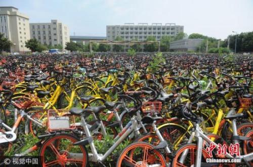 資料圖：上萬輛共享單車堆滿合肥一操場,。圖片來源：視覺中國