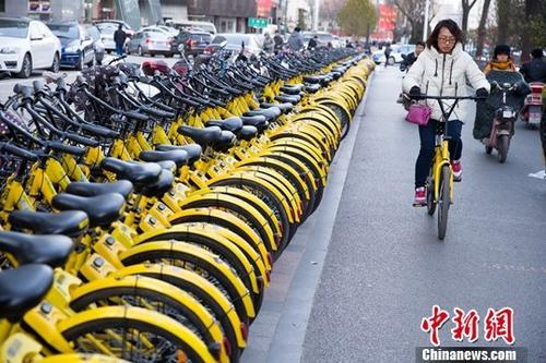 山西太原,，民眾正在使用共享單車,。<a target='_blank' href='http://www.chinanews.com/'>中新社</a>記者 張云 攝