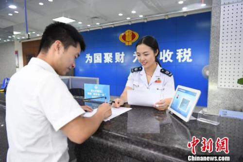 納稅人體驗(yàn)辦稅服務(wù),。浙江省稅務(wù)局供圖