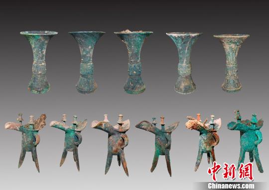 出土器物主要有青銅器、陶器,、玉器,、骨器等，其中在觚,、爵,、鐃、卣,、斝,、盉上發(fā)現(xiàn)有族徽銘文。山西省考古研究所 提供