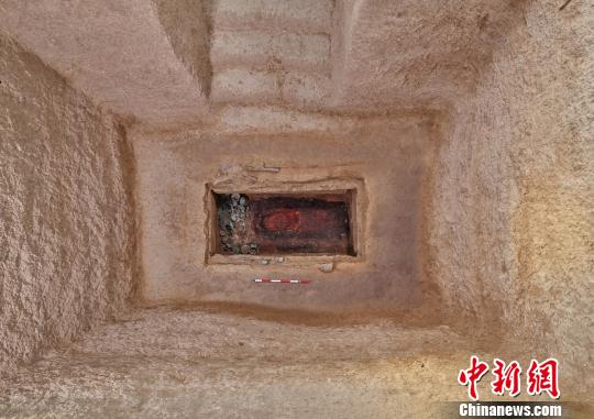 酒務(wù)頭墓地的發(fā)現(xiàn),，揭開了一個(gè)新方國(guó)的面紗,，是山西考古的一次重大事件，也是商周考古的一次重要發(fā)現(xiàn),。山西省考古研究所 提供