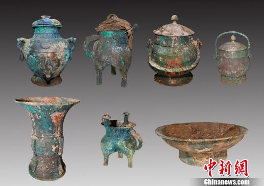 出土器物主要有青銅器,、陶器、玉器,、骨器等,，其中在觚、爵,、鐃,、卣、斝,、盉上發(fā)現(xiàn)有族徽銘文,。山西省考古研究所 提供