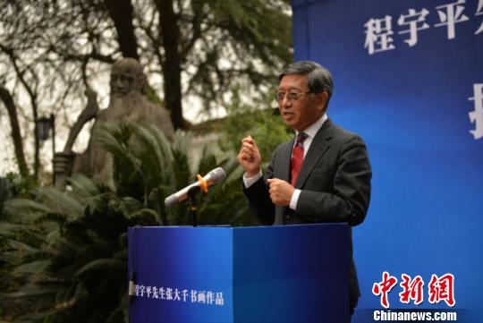 程宇平先生在捐贈(zèng)儀式上，講述張大千書(shū)畫(huà)來(lái)源?！⊥醣?攝